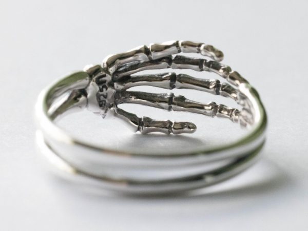 925 Sterling Silver Skeleton Hand Ring - Image 3