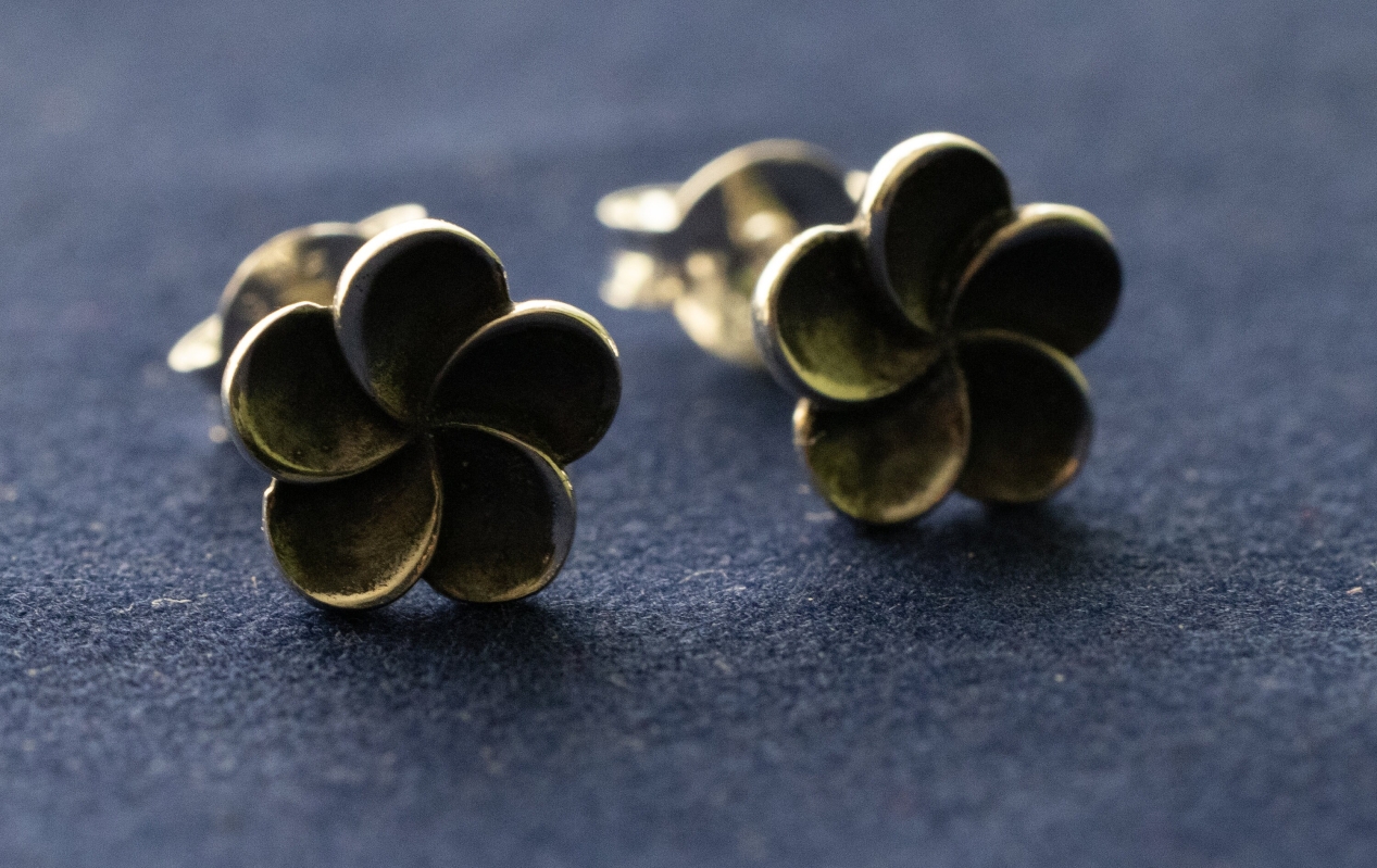 925 Sterling Silver Plumeria Flower Post Earrings ( 1 pair ) - Image 3